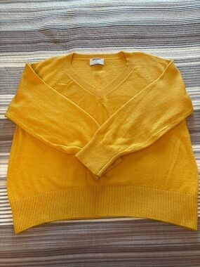Old Navy Women's V-Neck Sweater in Yellow Size Small